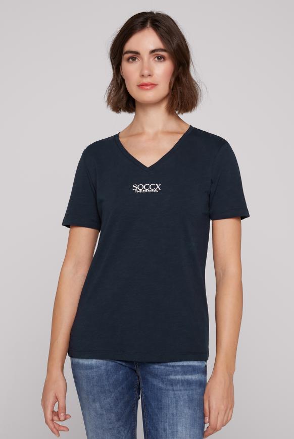 Basic T-Shirt mit V-Ausschnitt und Logo