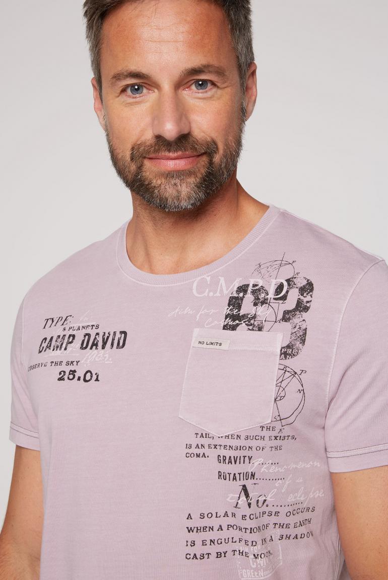 CAMP DAVID & SOCCX | T-Shirt mit Logo Prints und Brusttasche french violet